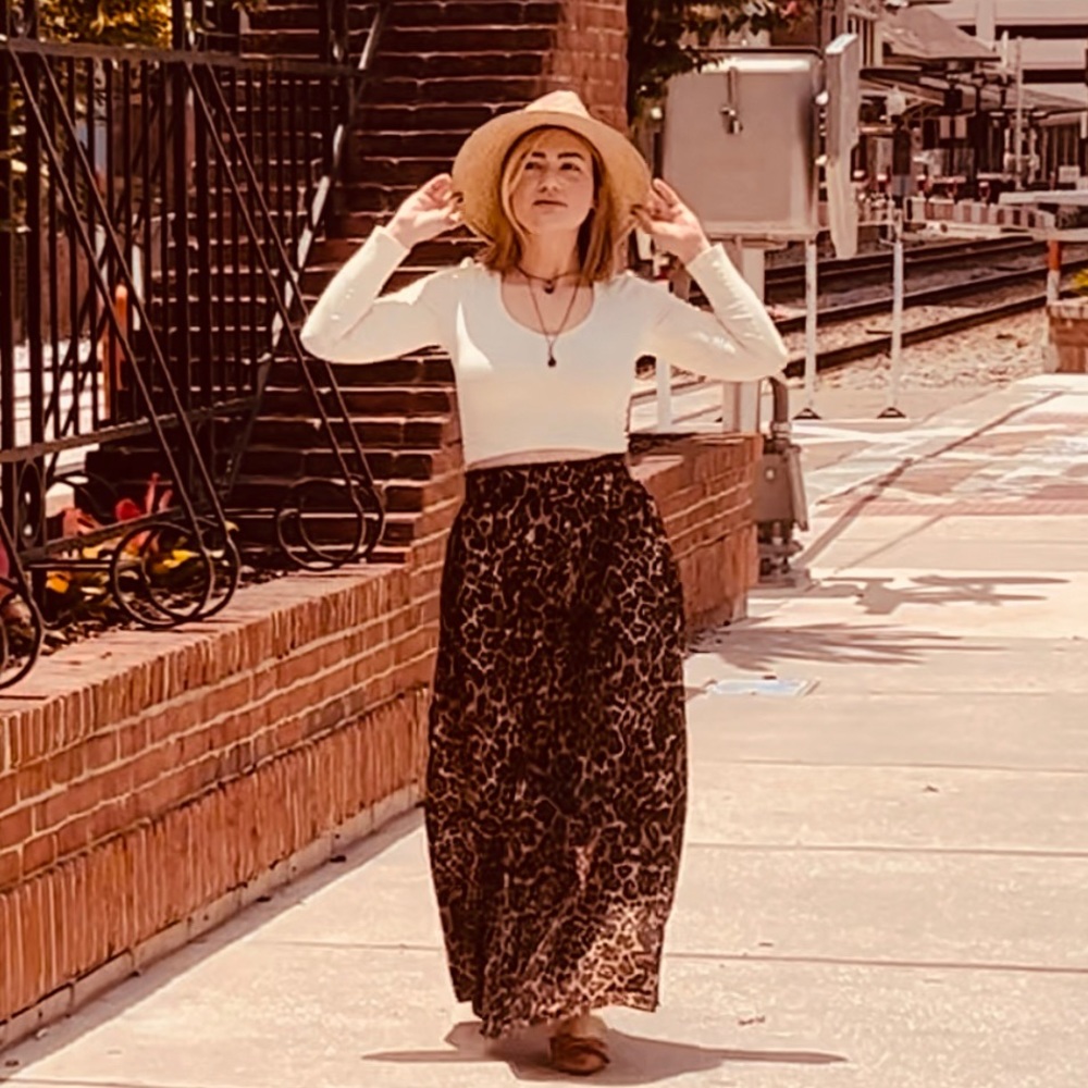 Bohemian style maxi leopard print skirt.